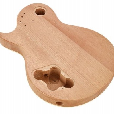 Corpo de guitarra em madeira clara, estilo Les Paul, sem componentes, fundo branco