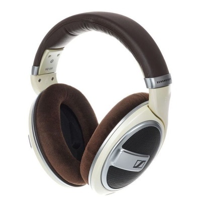 Headphones Sennheiser HD 598 com almofadas castanhas e estrutura bege
