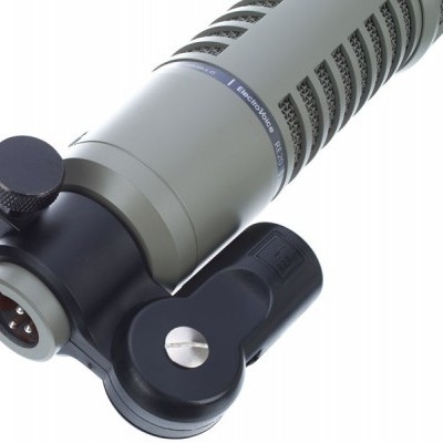 Microfone profissional Electo-Voice RE20 cinza e preto com conector de três pinos