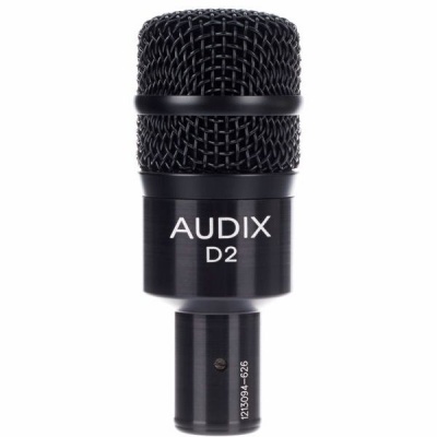 Microfone preto Audix D2 com grelha metálica entrelaçada e marcações brancas