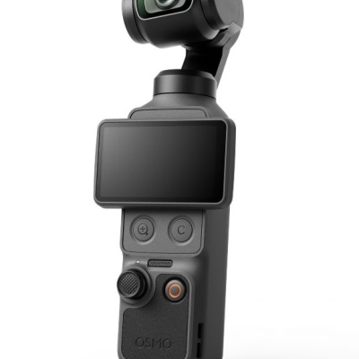 Câmara portátil DJI Osmo preta com ecrã e botões, fundo branco
