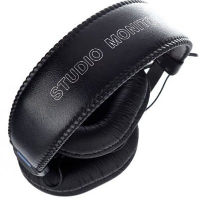 Auscultadores de estúdio pretos com texto STUDIO MONITOR