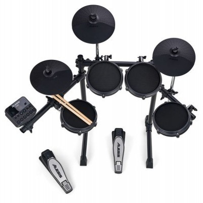 Bateria eletrónica preta Alesis com pads, pedais e módulo de controlo