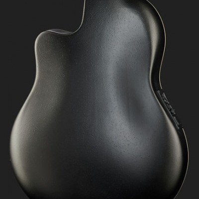 Guitarra acústica preta fosca vista de traseira com braço castanho