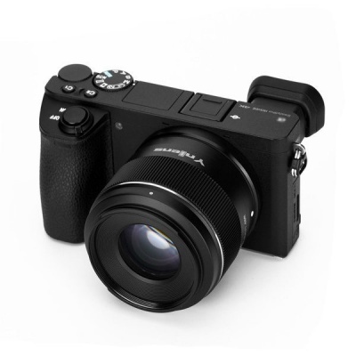 Câmara digital preta com lente Viltrox em fundo branco