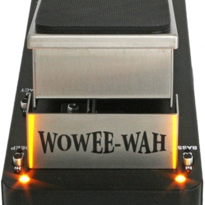 Pedal de efeito musical preto com placa metálica 'WOWEE-WAH' e luzes laranja