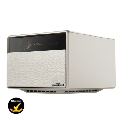 Projetor cinzento claro com painel dianteiro em tecido cinzento e logótipo Harman Kardon