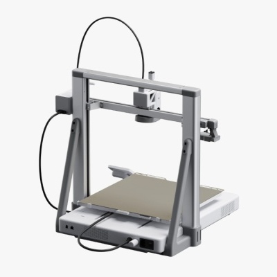 Impressora 3D cinza e branca com superfície bege e cabos pretos