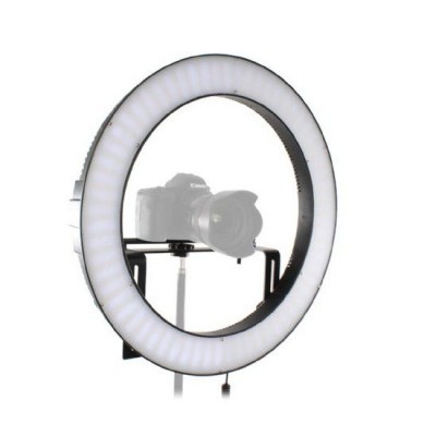 Anel de luz LED branco com câmara numa montagem de tripé preto