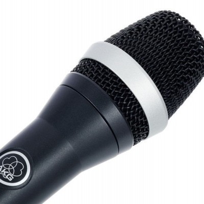 Microfone preto com grelha metálica e anel prateado, logo AKG.