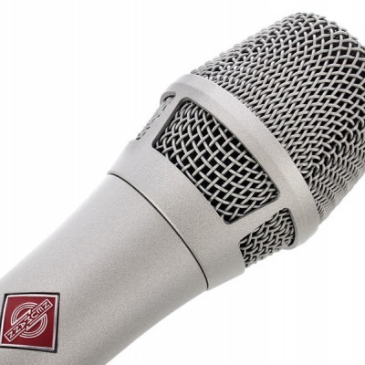Microfone prateado Neumann com grelha em metal mesh e emblema vermelho