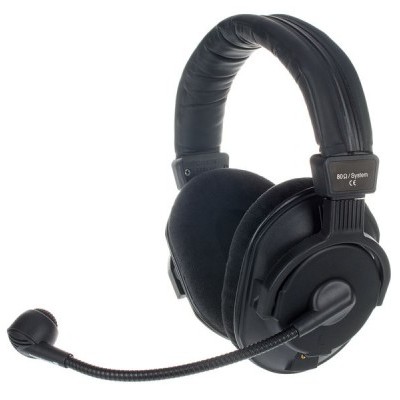 Auscultadores negros com microfone e almofadas espessas