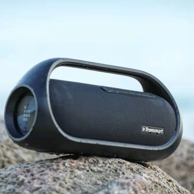 Coluna portátil preta Tronsmart em rocha