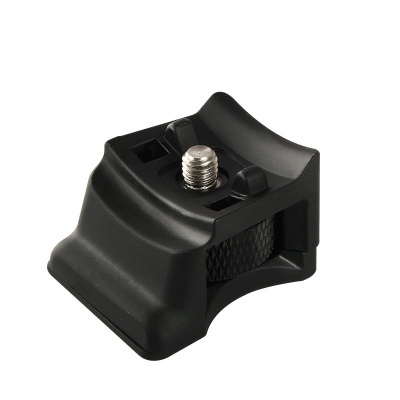 Suporte preto com parafuso metálico