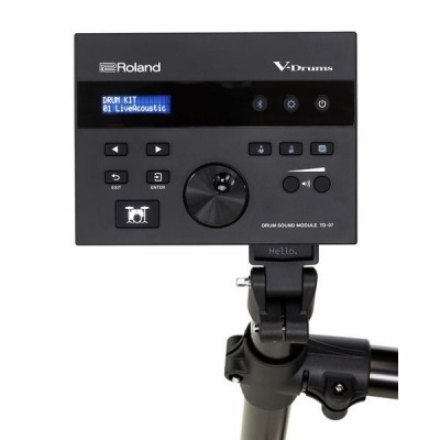 Módulo de som Roland V-Drums TD-07 preto com ecrã e botões montado numa estrutura metálica preta