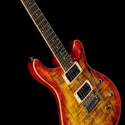Guitarra elétrica vermelho-amarelo com padrão flame maple
