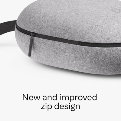 Almofada oval cinza com fecho preto e texto em inglês