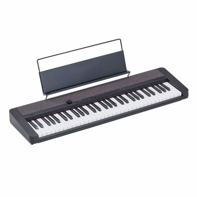 Piano digital preto com 61 teclas e suporte para partituras