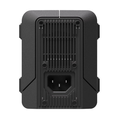 Adaptador ou conversor de energia preto com entradas para plugue de três pinos e grelhas de ventilação