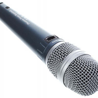 Microfone dinâmico preto com grelha metálica prateada e botão de ligar/desligar