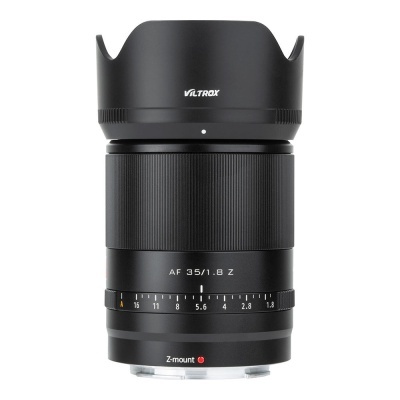 Objetiva fotográfica Viltrox AF 35/1.8 Z preta com para-sol