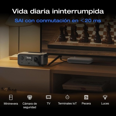 Estabilizador de energia preto numa estante de madeira com tabuleiro de xadrez e texto em espanhol.