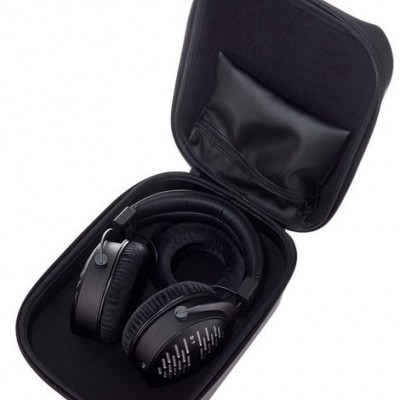 Auriculares pretos num estojo rígido preto aberto