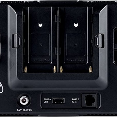 Parte traseira de equipamento eletrónico preto com várias portas e ranhuras para baterias