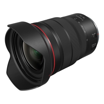 Objetiva fotográfica preta com anel vermelho e texto branco sobre fundo branco