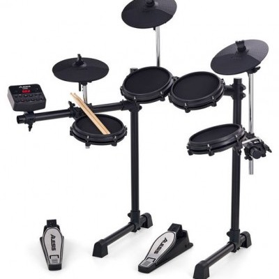 Bateria eletrónica preta Alesis com pedais e baquetas