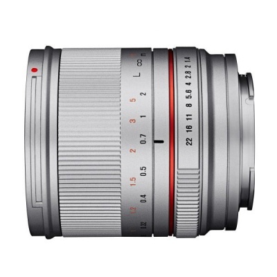 Lente de câmera prateada com marcações de distância e abertura no fundo branco