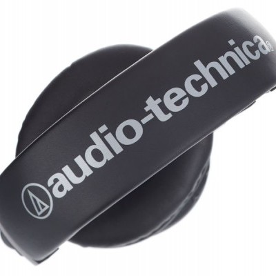 Auscultadores pretos audio-technica com banda larga e almofadas