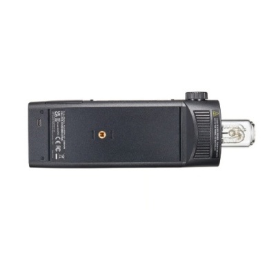 Dispositivo preto com componente de vidro numa extremidade, sobre fundo branco