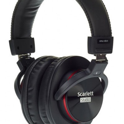Headphones de estúdio Scarlett Studio preto com detalhes vermelhos e cabo