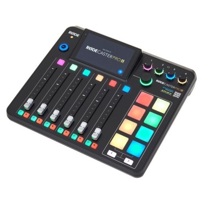 Mesa de mistura de áudio Rodecaster Pro II preta com botões e sliders coloridos