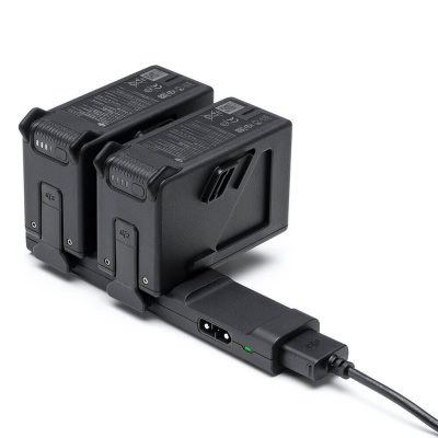 Carregador duplo com duas baterias pretas ligadas e cabo ligado