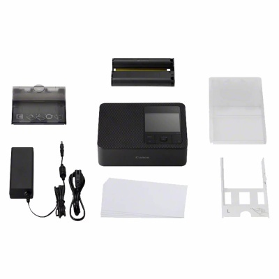 Conjunto de componentes eletrónicos e acessórios organizados sobre fundo branco