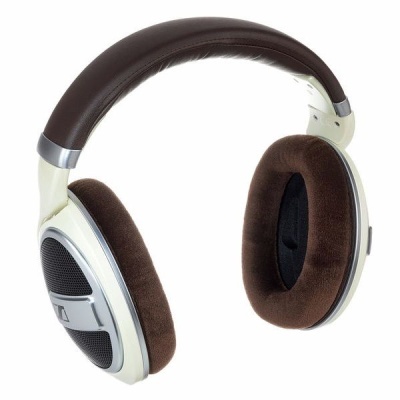 Auscultadores over-ear brancos e castanhos com almofadas castanhas e tecido preto no interior