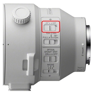 Lente de câmera branca Sony com botões de configuração visíveis