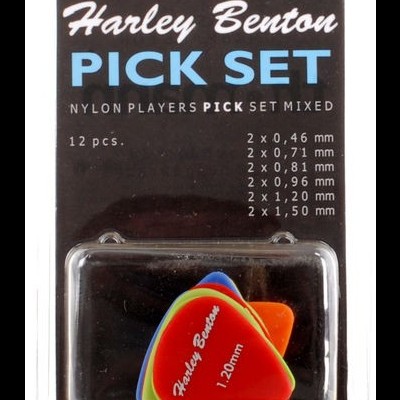 Conjunto de 12 palhetas de guitarra Harley Benton Pick Set em embalagem plástica transparente com fundo preto
