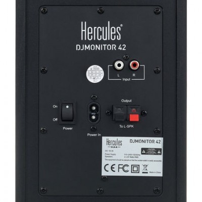 Painel traseiro preto do monitor de áudio Hercules DJMONITOR 42 com entradas e saídas de áudio e etiqueta técnica.