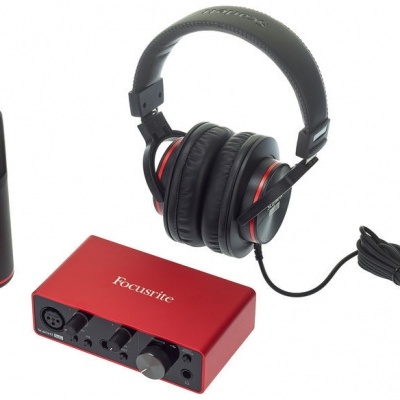 Microfone preto Scarlett, auscultadores pretos com detalhes vermelhos e interface de áudio vermelha Focusrite
