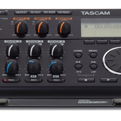 Gravador digital TASCAM DP-006 preto com botões rotativos e visor LCD
