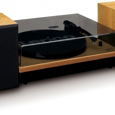 Sistema de áudio com gira-discos e duas colunas em madeira clara e preto
