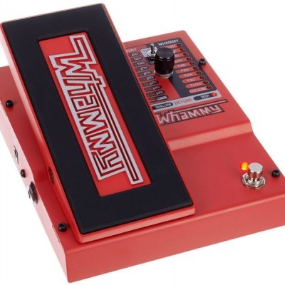 Pedal de efeito musical Whammy vermelho com pedal preto, botões e LED laranja aceso