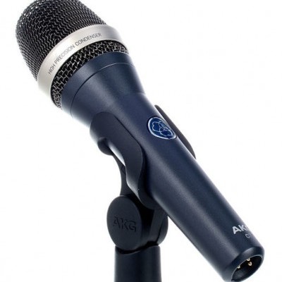 Microfone condensador azul escuro com grelha preta e suporte