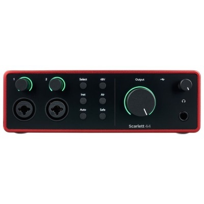 Interface de áudio Focusrite Scarlett 4i4 preta e vermelha com botões verdes e entradas combo
