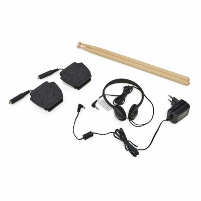 Kit com pedais, baquetas, auscultadores e adaptador em fundo branco