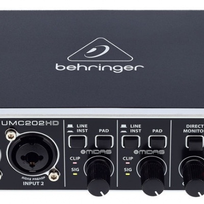 Interface de áudio Behringer U-PHORIA UMC202HD preta com botões e entradas