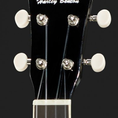 Cabeça preta de guitarra acústica com tarraxas brancas e marca Harley Benton